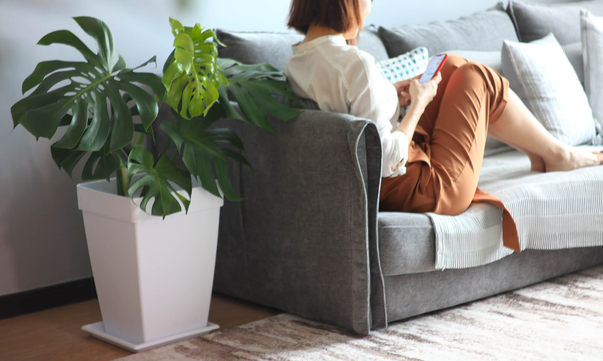 BABA WHITE COLOUR FLOWER POT IN LIVING ROOM DECORATION